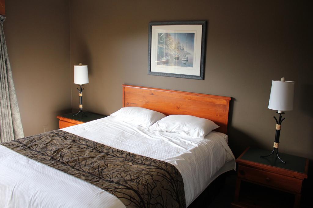 The Bamfield Motel Salmon Beach Exterior photo