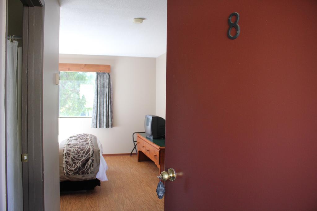 The Bamfield Motel Salmon Beach Exterior photo