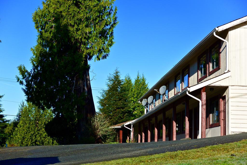 The Bamfield Motel Salmon Beach Exterior photo