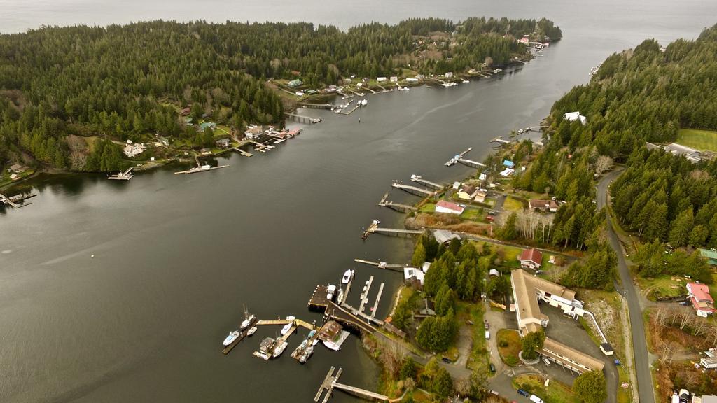 The Bamfield Motel Salmon Beach Exterior photo