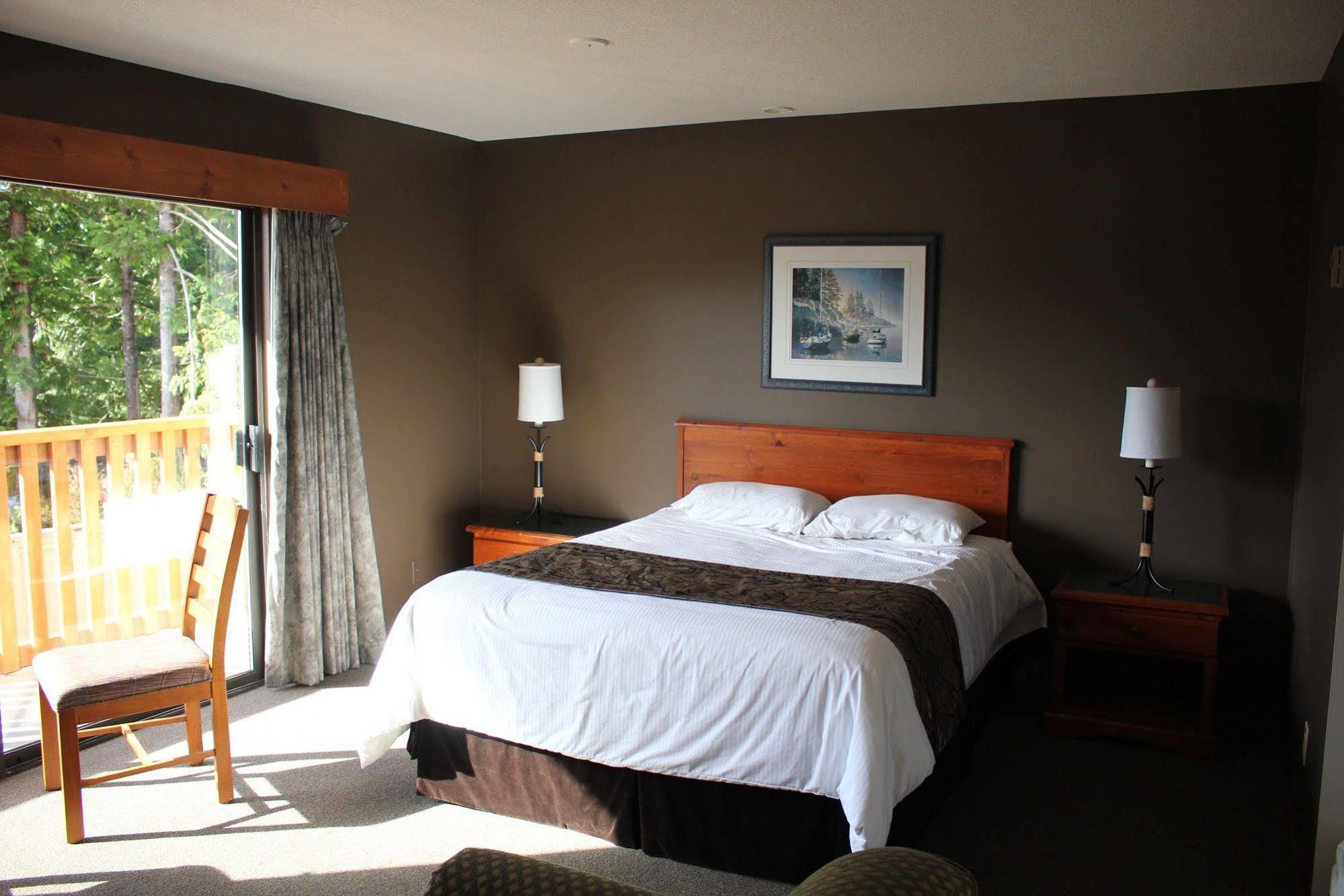 The Bamfield Motel Salmon Beach Exterior photo