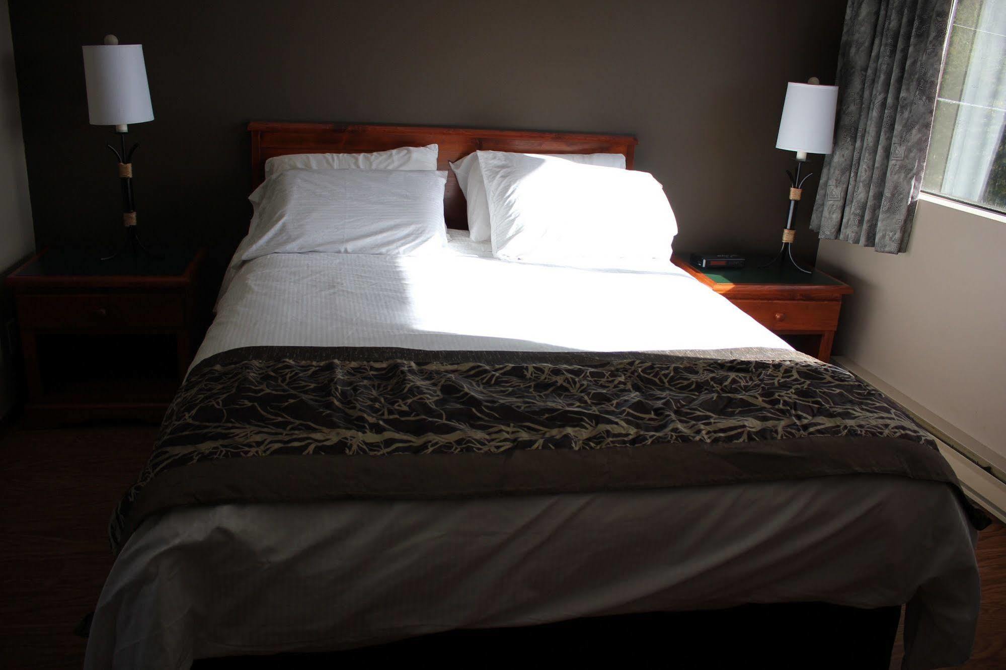 The Bamfield Motel Salmon Beach Exterior photo
